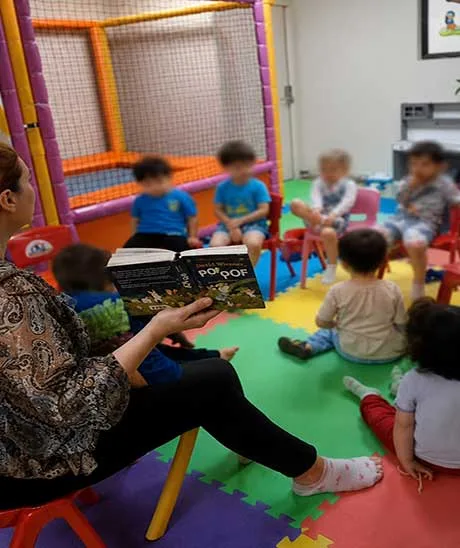 Çiko yaz okulu etkinliği — çocuk gösterisi ve eğlence
